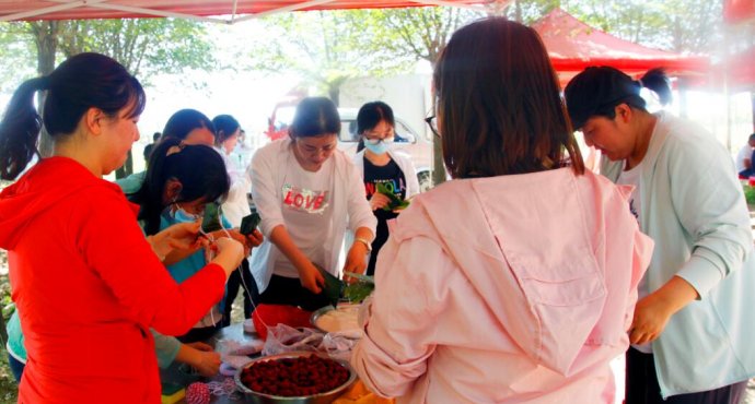 端午節(jié)包粽子